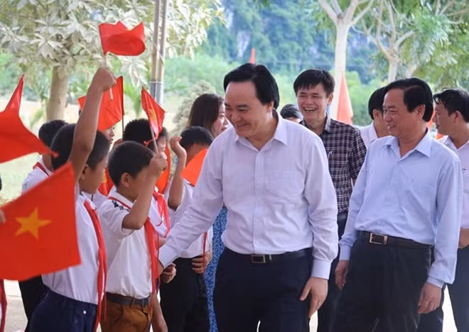 Bộ trưởng Phùng Xuân Nhạ thăm hỏi học sinh tại trường Tiểu học và THCS Tân Hóa (Quảng Bình).
