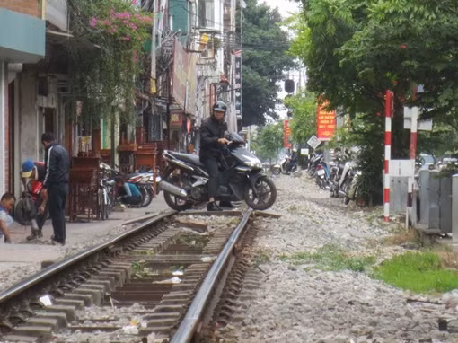 Vi phạm hành lang an toàn đường sắt: “Đánh đu” với… tử thần