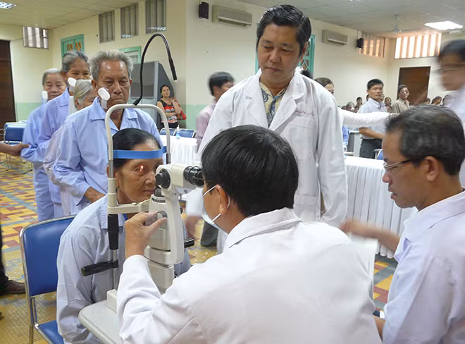 Bệnh viện Mắt TP Hồ Chí Minh mỗi năm thực hiện phẫu thuật Phaco và Lasik cho hàng chục ngàn bệnh nhân. Ảnh minh hoạ