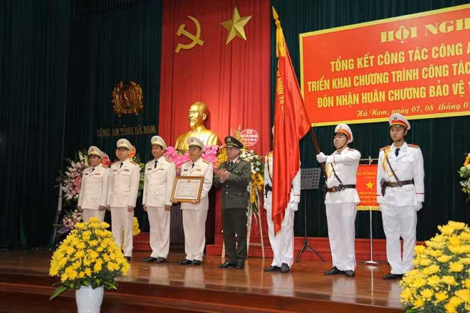 Thừa ủy quyền của Chủ tịch nước, Thứ trưởng Nguyễn Văn Thành đã trao Huân chương Bảo vệ Tổ quốc Hạng Nhì cho Công an tỉnh Hà Nam.