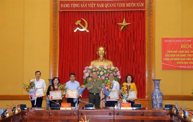 Thượng tướng Tô Lâm trao tặng Kỷ niệm chương "Bảo vệ An ninh Tổ quốc" cho các đồng chí lãnh đạo Thành ủy Hà Nội.