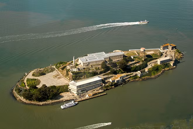 Địa thế hiểm trở của nhà tù Alcatraz, bao quanh là làn nước biển lạnh cắt da.