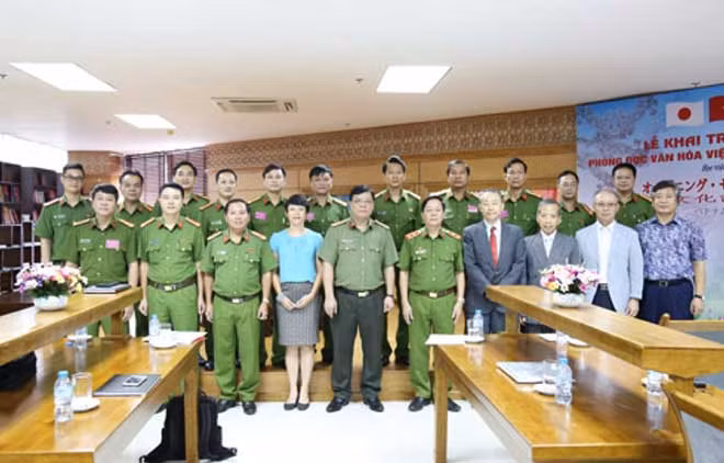 Các vị đại biểu, khách quý tham dự lễ khai trương Phòng đọc văn hóa Việt Nam - Nhật Bản.