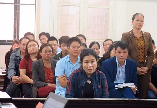 Bị cáo Toan (hàng trên) tại phiên toà sơ thẩm.