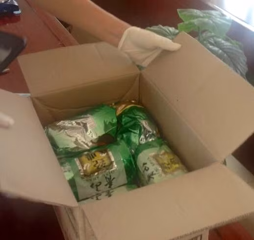 Số ma túy được giấu trong các gói chè khô.