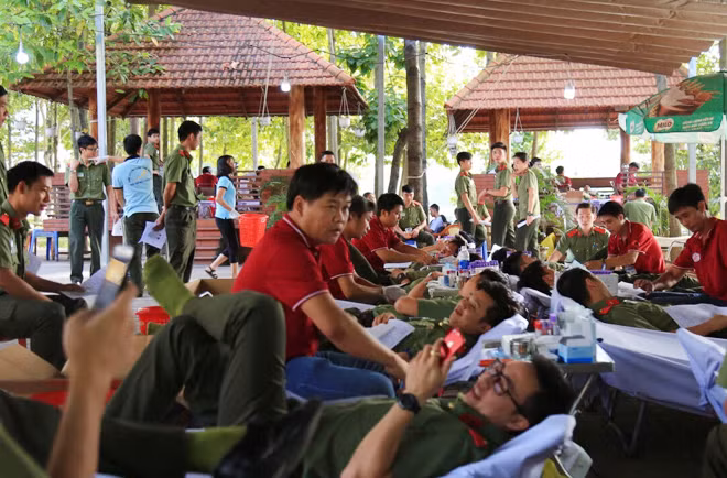 Các sinh viên tích cực hiến máu cứu người.