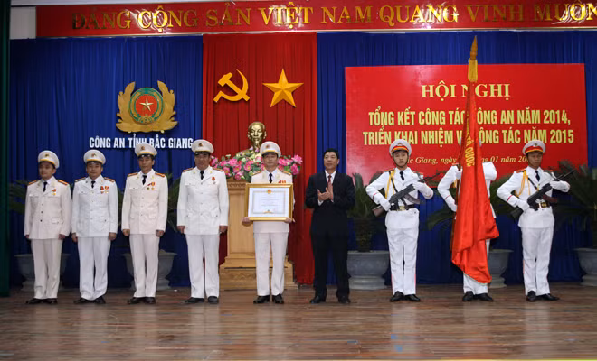 Ðồng chí Bùi Văn Hải - Chủ tịch UBND tỉnh trao tặng Huân chương Chiến công hạng Ba cho phòng CSGT.