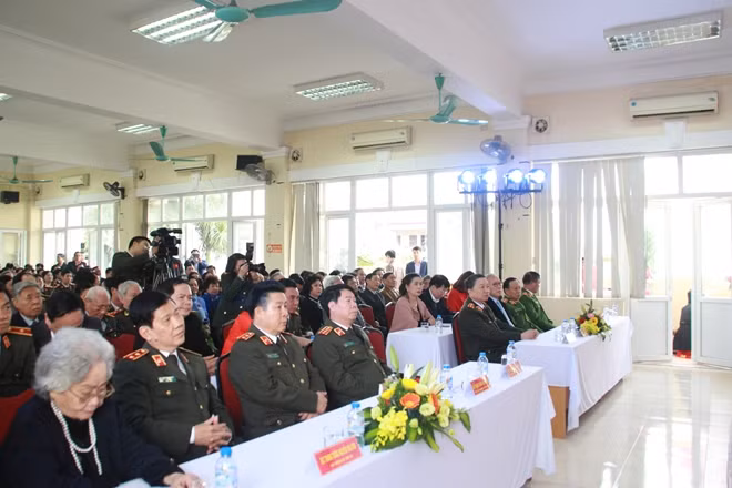 Bộ trưởng Tô Lâm và các đồng chí Thứ trưởng dự Lễ trao tặng.