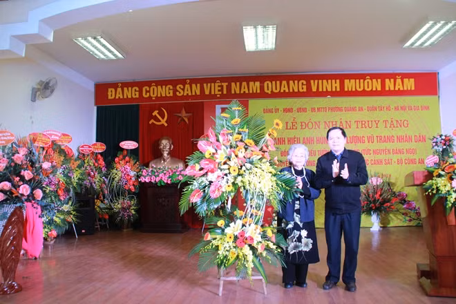 Đồng chí Nguyễn Văn Thắng, Bí thư Quận ủy, Chủ tịch HĐND quận Tây Hồ tặng hoa, chúc mừng gia đình Thiếu tướng Cao Phòng.