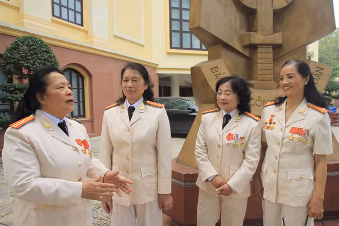 Thượng tá Phạm Thị Thùy Vinh gặp mặt các đồng đội cũ trong chuyến tham quan Bảo tàng Công an nhân dân.