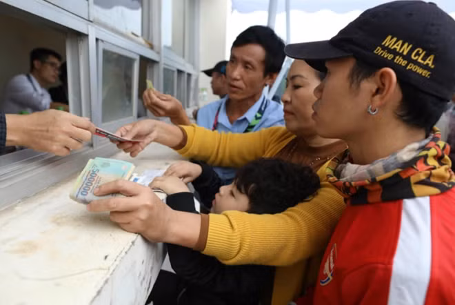 Vé trận Việt Nam - Malaysia có 4 loại giá: 150.000 đồng/vé, 200.000 đồng/vé, 300.000 đồng/vé và 400.000 đồng/vé. Ngoài ra, người hâm mộ cũng được mua trước một cặp vé trận Việt Nam - Campuchia diễn ra ở sân Hàng Đẫy ngày 24-11 với 3 loại giá: 100.000 đồng/vé, 200.000 đồng/vé và 300.000 đồng/vé.