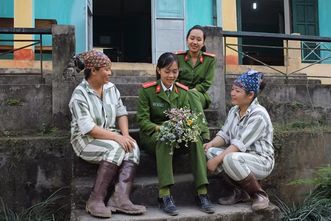 Thiếu úy Bàn Thị Huệ trò chuyện với phạm nhân.