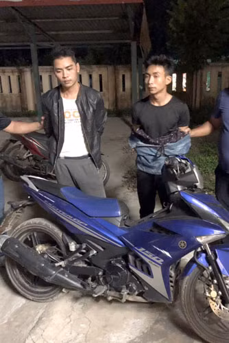 Giáp và Trường cùng chiếc xe máy tang vật thời điểm bị bắt giữ khi lẩn trốn tại Bản Cại.