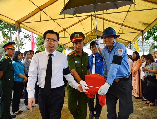Đồng chí Nguyễn Thanh Nghị, Ủy viên Trung ương Đảng, Bí thư Tỉnh ủy, Trưởng đoàn đại biểu Quốc hội đơn vị tỉnh Kiên Giang tham dự Lễ truy điệu an táng hài cốt liệt sỹ quân tình nguyện, chuyên gia Việt Nam đã hy sinh trong các thời kỳ chiến tranh ở Campuchia.