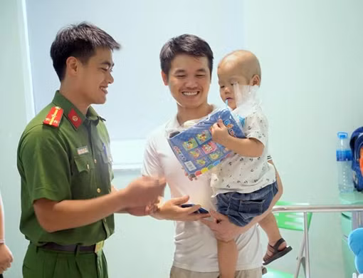 Phòng CSĐT tội phạm về ma túy CA Hà Nội tặng quà bệnh nhi ung thư