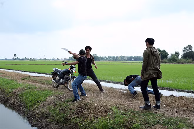 Những cảnh “đánh đấm” là gia vị để hấp dẫn khán giả nhưng cần được tiết chế, tránh gây phản cảm trên sóng truyền hình. Những cảnh “đánh đấm” là gia vị để hấp dẫn khán giả nhưng cần được tiết chế, tránh gây phản cảm trên sóng truyền hình.