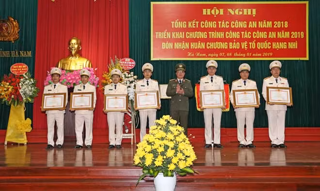 Thừa ủy quyền của Thủ tướng Chính phủ, Thứ trưởng Nguyễn Văn Thành trao Bằng khen tặng các tập thể, cá nhân có thành tích xuất sắc