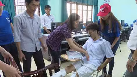 Tình nguyện đưa thí sinh vào phòng thi. Tình nguyện đưa thí sinh vào phòng thi.