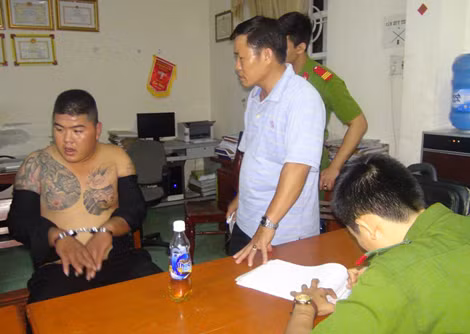 Cơ quan Công an lấy lời khai một đối tượng trong băng nhóm côn đồ ở tỉnh Bình Định.