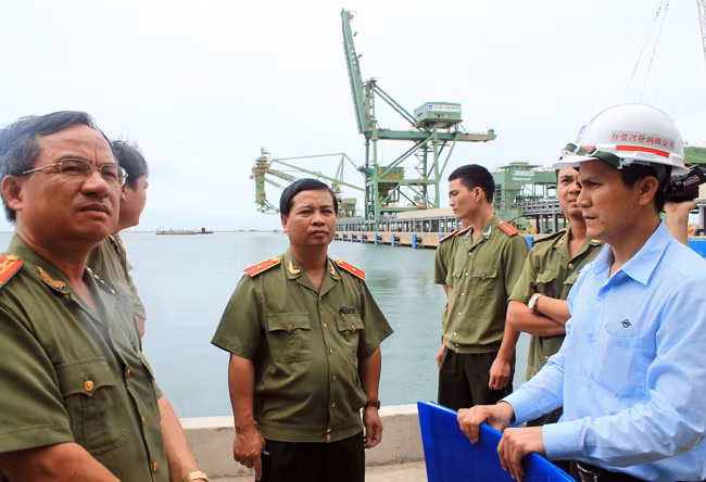 Thiếu tướng Nguyễn Ðình Thuận, Cục trưởng Cục An ninh Kinh tế Tổng hợp (ở giữa) trong một lần kiểm tra thực tế ở địa bàn.