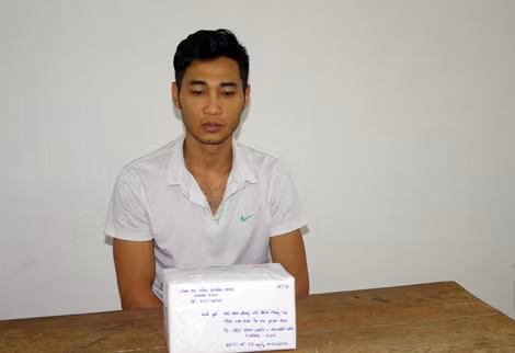 Đối tượng Diệp Minh Luân và tang vật.