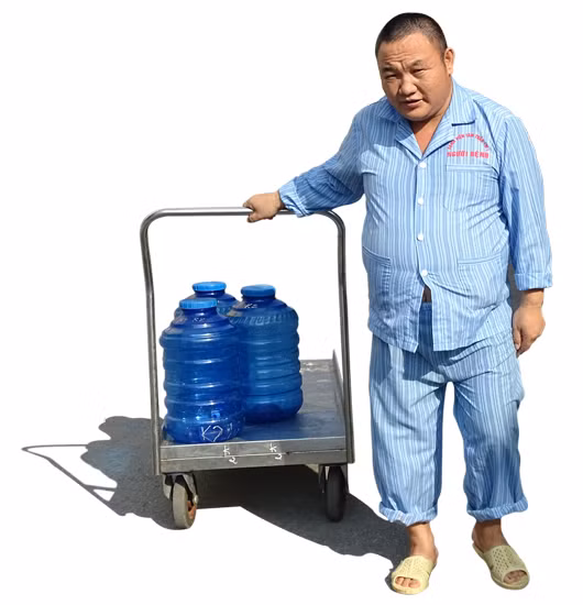 Mỗi buổi chiều anh Béo lại đi lấy nước.