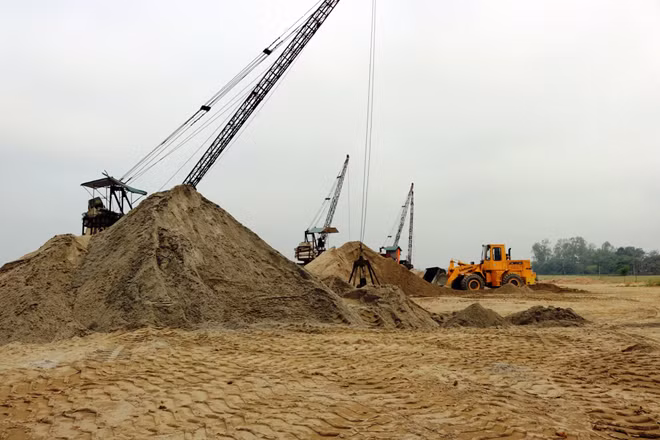 Một bến khai thác cát trái phép bên bờ sông Lam ở huyện Thanh Chương, Nghệ An, dù chủ bến cát này đã gần 4 năm đi xin cấp phép.