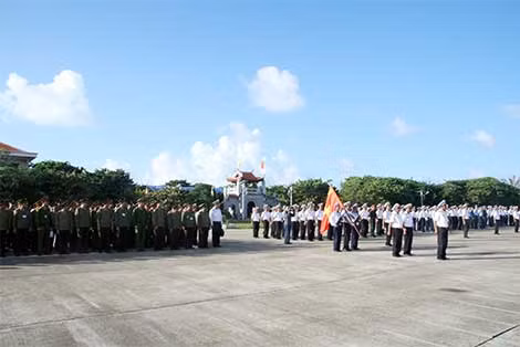 Bộ đội và Công an tổ chức lễ chào cờ trên đảo Trường Sa Lớn. Ảnh: An Khang.