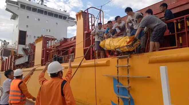 Thuyền viên người Trung quốc bị nạn được chuyển xuống xuồng cao su sau đó chuyển tiếp lên tàu SAR 413 đưa vào bờ cấp cứu.