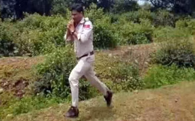 Cảnh sát Abhishek Patel đã cõng bom sống trên lưng chạy thật xa để bảo vệ hơn 400 học sinh