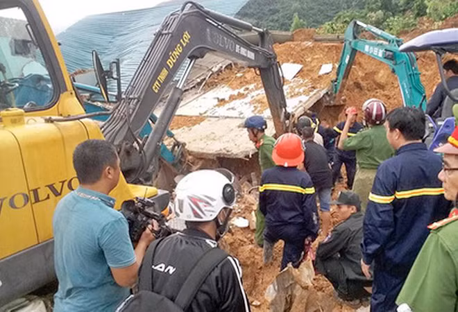 Hiện trường vụ sạt lở núi và các lực lượng đang nỗ lực tìm kiếm hai người còn lại dưới đống đất đá