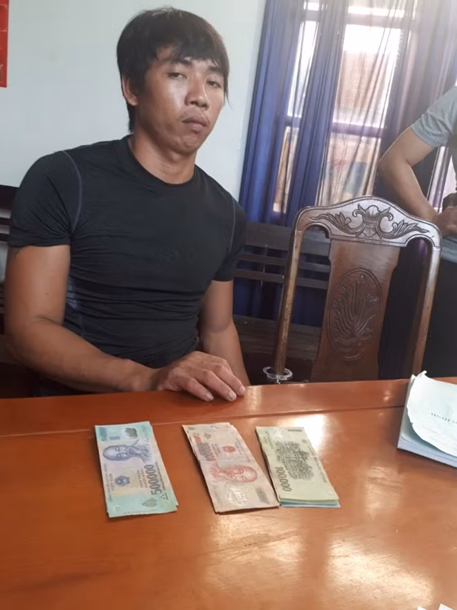 Đối tượng Bùi Quang Vinh và tang vật.
