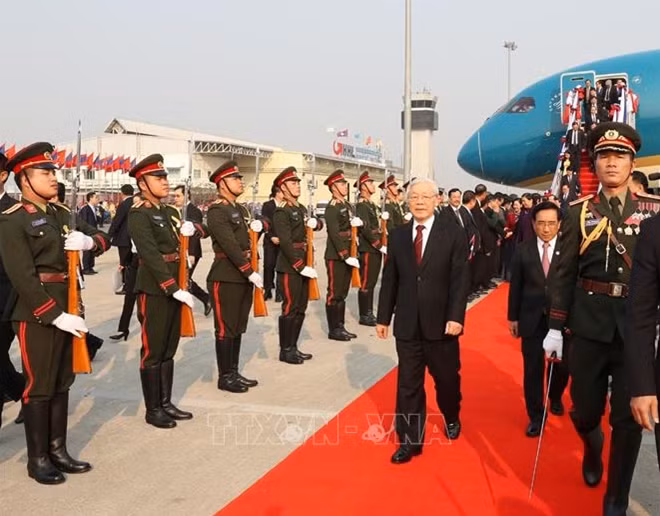 Lễ đón Tổng Bí thư, Chủ tịch nước Nguyễn Phú Trọng tại sân bay quốc tế Wattay. Ảnh TTXVN