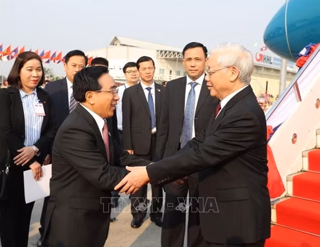 Đồng chí Phankham Viphavanh, Ủy viên Bộ Chính trị, Thường trực Ban Bí thư Đảng NDCM Lào, Phó Chủ tịch nước CHDCND Lào đón Tổng Bí thư, Chủ tịch nước Nguyễn Phú Trọng tại sân bay quốc tế Wattay. Ảnh TTXVN