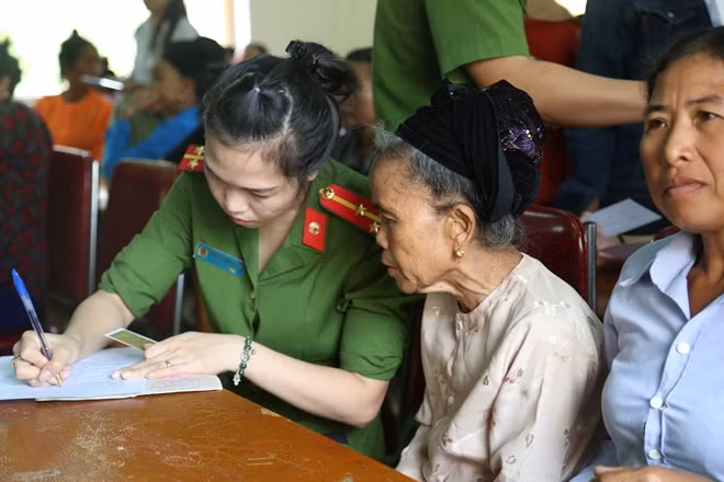 Công an Nghệ An làm CMND miễn phí cho nhân dân tại xã Lục Dạ, huyện Con Cuông (Nghệ An). Ảnh: Đức Vũ