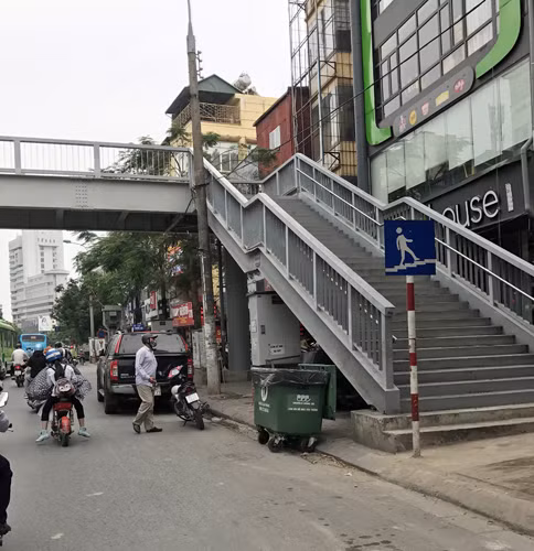 Dọc trên phố Thái Hà, quận Đống Đa, ô tô đậu trên lòng đường diễn ra phổ biến, không thấy lực lượng chức năng xử lý.