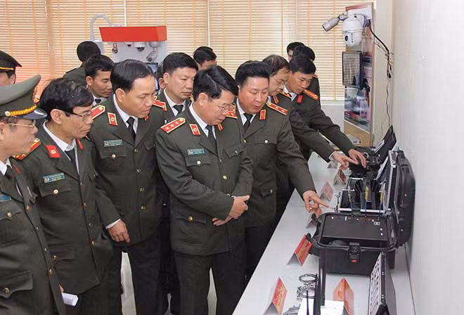 Thứ trưởng Bùi Văn Nam và Thứ trưởng Bùi Văn Thành tham quan một số công cụ hỗ trợ do Khu Công nghiệp An ninh sản xuất. Thứ trưởng Bùi Văn Nam và Thứ trưởng Bùi Văn Thành tham quan một số công cụ hỗ trợ do Khu Công nghiệp An ninh sản xuất.