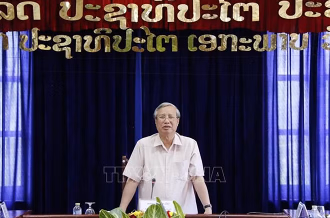 Đồng chí Trần Quốc Vượng phát biểu tại cuộc gặp với các lãnh đạo tỉnh Vientiane. Ảnh:TTXVN.