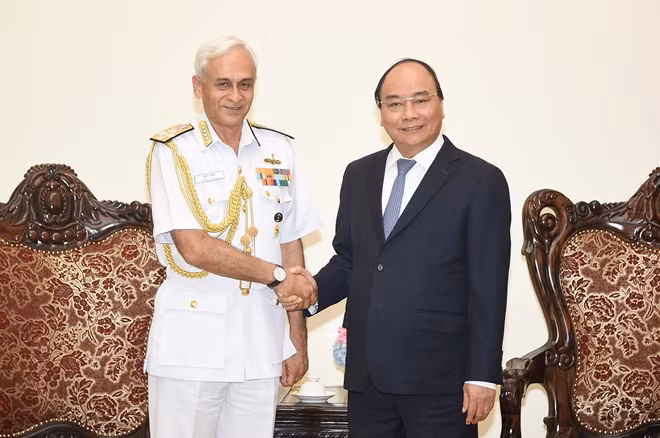 Thủ tướng Nguyễn Xuân Phúc tiếp Chủ tịch Uỷ ban Tham mưu trưởng kiêm Tư lệnh Hải quân Ấn Độ. Ảnh: VGP/Quang hiếu
