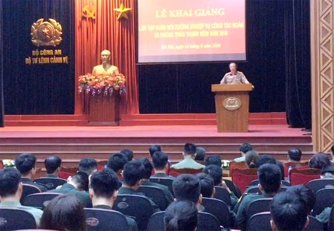 Đại tá Phạm tiến Cương phát biểu tại lễ khai giảng lớp tập huấn.