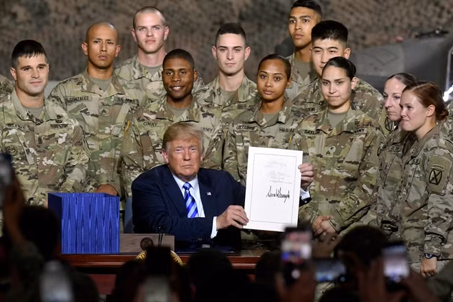 Tổng thống Mỹ Donald Trump ký Luật Chính sách quốc phòng.