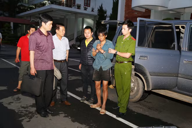 Cảnh sát Hình sự Sơn La bắt đối tượng giết người bỏ trốn trong rừng.