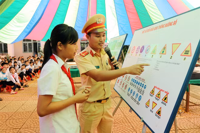 Lực lượng CSGT thường xuyên tuyên truyền pháp luật giao thông đến học sinh tại các trường học.