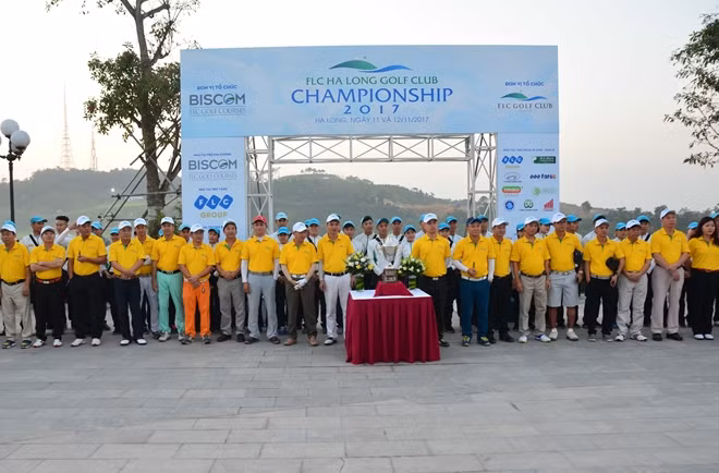 Các golf thủ chụp ảnh lưu niệm trong buổi sáng khai mạc.