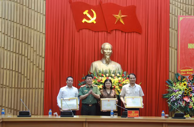 Thứ trưởng Lương Tam Quang tặng Bằng khen của Bộ trưởng Bộ Công an cho các cá nhân và tập thể của Ban Tổ chức Trung ương và Văn phòng Trung ương Đảng.