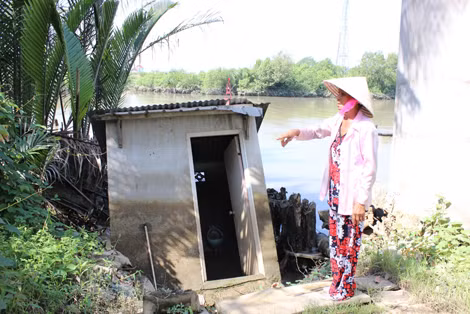 Sạt lở đã khiến nhà vệ sinh của gia đình bà Đê bị sụp xuống sông.
