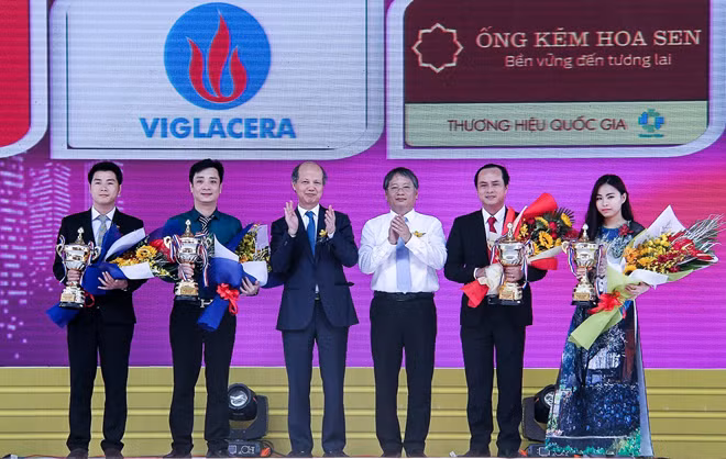 Ông Nguyễn Hồng Hồ, Trưởng phòng kinh doanh Vp điều hành miền Trung - Đại điện HSG nhận kỷ niệm chương của Ban tổ chức.
