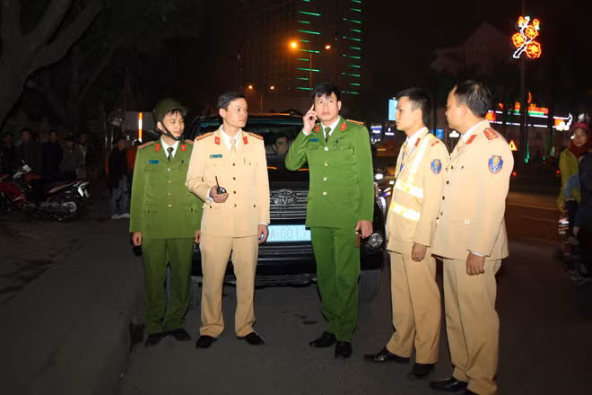 Các chiến sĩ Công an thành phố Phủ Lý, Hà Nam trao đổi phương án bảo vệ