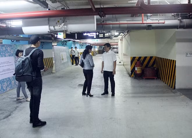 Ông Đoàn Ngọc Hải kiểm tra PCCC dưới tàng hầm Trung tâm thương mại.