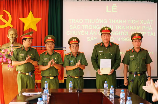 Thượng tá Nguyễn Sơn trong lần nhận giấy khen của Công an tỉnh về công tác đấu tranh phòng chống tội phạm.